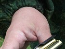 Zásobník s náboji do odstelovací puky v rukou ruského snajpra