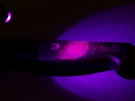 Zviditelněná daktyloskopická stopa v UV světle