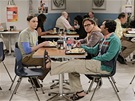 Big Bang Theory, první díl esté série. Sandále letos frí.