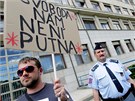 Protest proti Miloi Zemanovi ped nejvyím soudem v Brn (21. kvtna 2013)