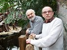 Kmoti Zdenk Svrák a Jaroslav Uhlí se za mládtem orangutana a jeho rodinou...