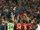 Fotbalisté Bayernu Mnichov oslavují svého trenéra Juppa Heynckese.