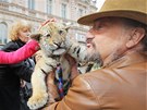 Principl cirkusu Jaromr Joo se v Plzni prochzel se dvma tygry. Na vodtku