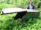 Pracovník obce Duan Vyorálek kontroluje klece na bobry u rybníka v Bezolupech.
