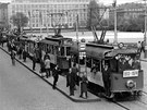 Je 9. kvtna 1974. Praané se louí se starými tramvajemi. V ele rozlukového