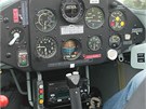 Pístrojová deska výcvikového letounu C-305. Vlevo pod plastovou krytkou je...