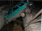 Silně opilý řidič nezvládl v Hrabové na Šumpersku průjezd zatáčkou, dostal