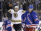 Gregory Campbell z Bostonu Bruins se raduje z gólu proti New York Rangers.