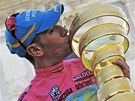 Vincenzo Nibali s trofejí pro vítze Giro d´Italia.