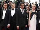 Tvrci filmu Inside Llewyn Davis na erveném koberci v Cannes