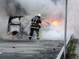 Na stockholmských pedmstích pátou noc ádily tlupy výtrník. V noci zapálili...