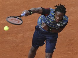 Gael Monfils podává v souboji s Tomáem Berdychem.