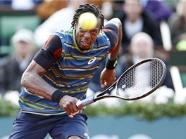 ZARPUTILÝ ATLET. Gael Monfils v utkání 1. kola Roland Garros s Tomáem...