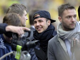 KOMU MÁM VLASTN FANDIT? Zranný Mario Götze je sice jet hráem Dortmundu,...