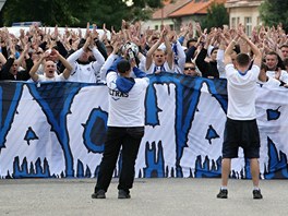 FANOUŠCI TÁHNOU. Příznivci Baníku Ostrava míří na stadion v Uherském Hradišti.