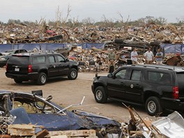 Hned po píletu Obama vyrazil v automobilu a v doprovodu oklahomské guvernérky...