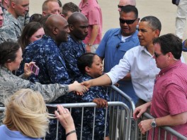 Obama si jen pár sekund po vystoupení z prezidentského speciálu potásal rukou...