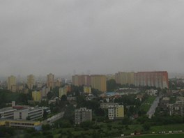 Nad Prahou je u tetí den obloha jeden velký edivý mrak (27. kvtna 2013).