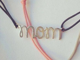 Ukate své emoce s pomocí módního doplku. Náramky s nápisem "Mom" (maminka)...