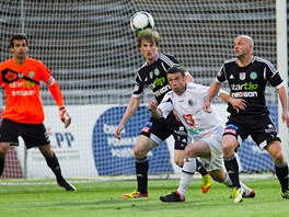 PROTI PŘESILE. Hradecký útočník Marek Kulič se snaží dostat k míči před bránou