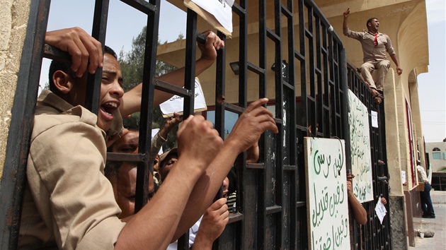 Egyptt policist protestuj u zavenho pechodu Rafah proti nosu svch koleg na Sinaji (18. kvtna 2013)