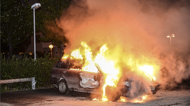 Hoc automobil na pedmst Stockholmu (21. kvtna 2013)