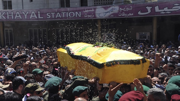 Pohřeb bojovníka Hizballáhu, který zahynul v bojích o syrské město Kusajr (20. května 2013)