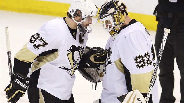 VBORN. Tom Vokoun (vpravo) stl v brance i pi dalm vtzstv Pittsburghu nad Ottawou. Gratuluje mu Sidney Crosby.