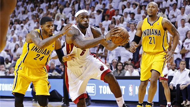 LeBron James z Miami a jeho taneek obranou Indiany. Vlevo je Paul George,