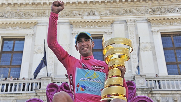 KRL GIRA. Vincenzo Nibali s trofej pro vtze prestinho zvodu.