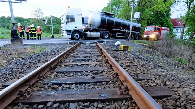 Kamion vjel ped vlak na pejezdu s fungujc svtelnou signalizac.
