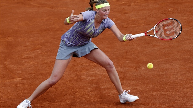 T̎K FORHEND. esk tenistka Petra Kvitov s nmahou odehrv mek v utkn 1. kola na Roland Garros.