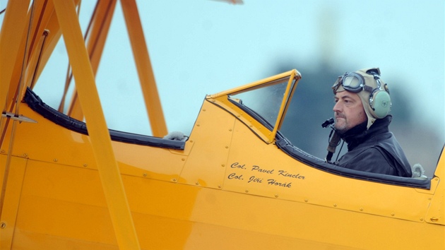 Pilot v kokpitu Boeingu Stearman
