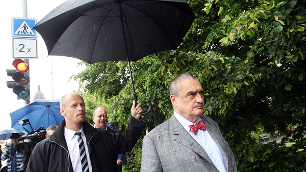 Karel Schwarzenberg odchz z Palackho nmst do  restaurace U Kalend.