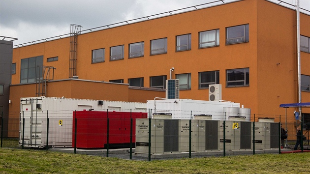 Ostravský superpočítač dostal jméno Anselm po první šachtě ve městě. Na snímku pohled na "malý klastr", který plní funkci předskokana před spuštěním velkého superpočítače. Samotný počítač je umístěn v zadním bílém kontejneru, v popředí jsou umístěny klimatizační jednotky.