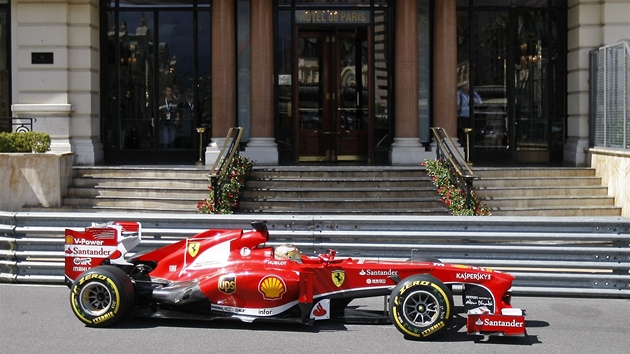 LUXUSN KULISA. Fernando Alonso projd okolo jednoho z luxusnch monackch hotel bhem menho trninku ped mstn Velkou cenou.