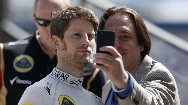 VYFOTE SE SE MNOU, PROSM! Fanouek se fot s francouszkm pilotem Lotusu Romainem Grosjeanem ped trninkem na Velkou cenu Monaka