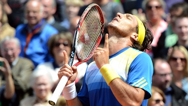 VYHRL JSEM! Argentinsk tenista Juan Monaco se raduje z vtzstv na turnaji v Dsseldorfu.