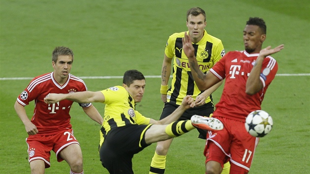PÁLÍM ZE VŠECH POZIC. Hlavní útočná hrozba Dortmundu, Robert Lewandowski, pálil na branku Bayernu i z téhle krkolomné pozice.