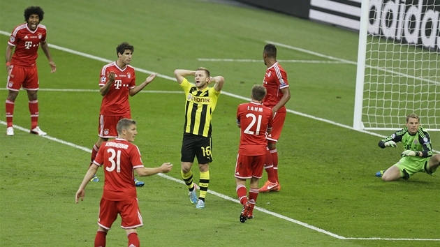 ALE NÉ! Jakub Blaszczykowski z Dortmundu se drží za hlavu, právě zahodil šanci. Hráči Bayernu se po sobě vyčítavě dívají a snaží se zjistit, kdo měl záložníka soupeře hlídat.