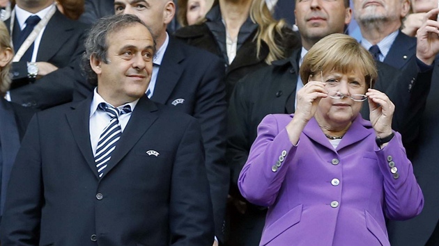 ABYCH VÁS LÉPE VIDĚLA. Německá kancléřka Angela Merkelová si nasazuje brýle během finále Ligy mistrů, které sledovala ve společnosti Michela Platiniho.