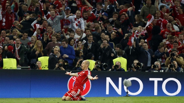 STELEC V EXTZI. Arjen Robben si vychutnv radost z glu na 2:1, kterm rozhodl o tom, e Bayern vyhrl Ligu mistr.