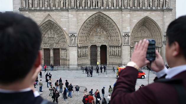 V pask katedrle Notre-Dame se zastelil francouzsk historik a spisovatel Dominique Venner (21. kvtna)