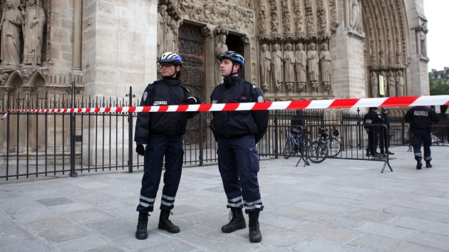 Z chrmu, kter pat mezi nejvt turistick atrakce francouzsk metropole, bylo evakuovno asi 1 500 lid.  (21. kvtna)