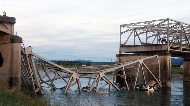 Na severozpad USA u Mount Vernon se ztila st typroudho dlninho mostu lecho mezi Seattlem a Vancouverem (23. kvtna)