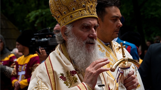 Tm dvou a pl hodinovou svatou liturgii vedenou srbskm patriarchou Irinejem a dalmi vznamnmi crkevnmi pedstaviteli mohou pchoz sledovat na velkch obrazovkch  (26. kvtna)

