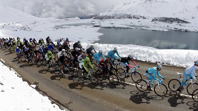 Cyklistický peloton v 15. etap Gira d´Italia