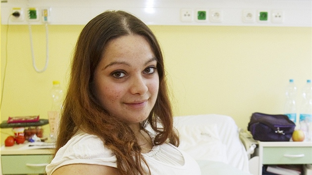 Alexandra Kiňová očekává narození paterčat. Byla počata přirozenou cestou. Podle lékařů jde o velký unikát. (27. května 2013)