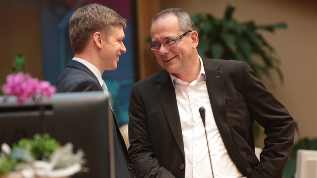 Náměstek primátora Tomáš Hudeček z TOP 09 a předseda zastupitelského klubu stejné strany Jiří Vávra se baví během jednání pražského zastupitelstva. (23. května 2013)