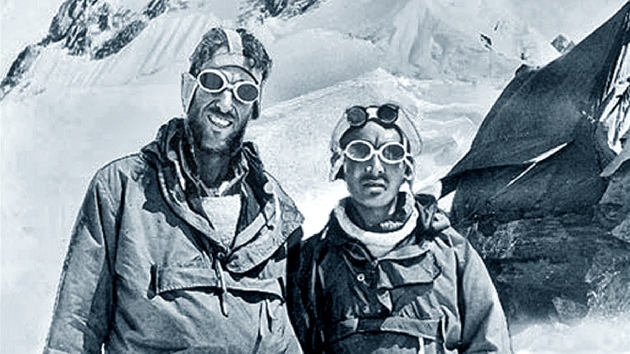 Edmund Hillary a Tenzing Norgay vystoupali na nejvyšší vrchol světa. Horu pokořili 29. května 1953 a od té doby jejich kroky následovaly tisíce horolezců.